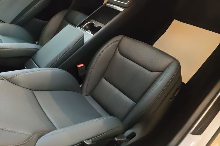 Used Tesla Model Y 2025 Rear-Wheel-Drive Version Right Front Seat