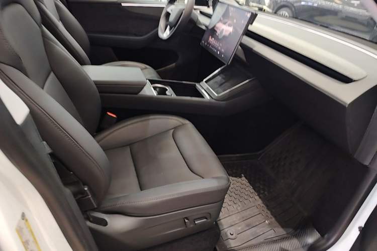 Used Tesla Model Y 2025 Long-Range All-Wheel-Drive Version Right Front Seat