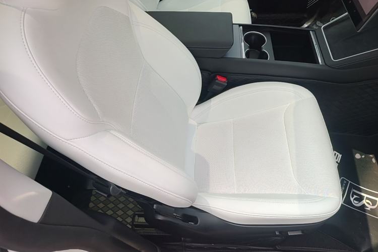 Used Tesla Model Y 2025 Long-Range All-Wheel-Drive Version Right Front Seat