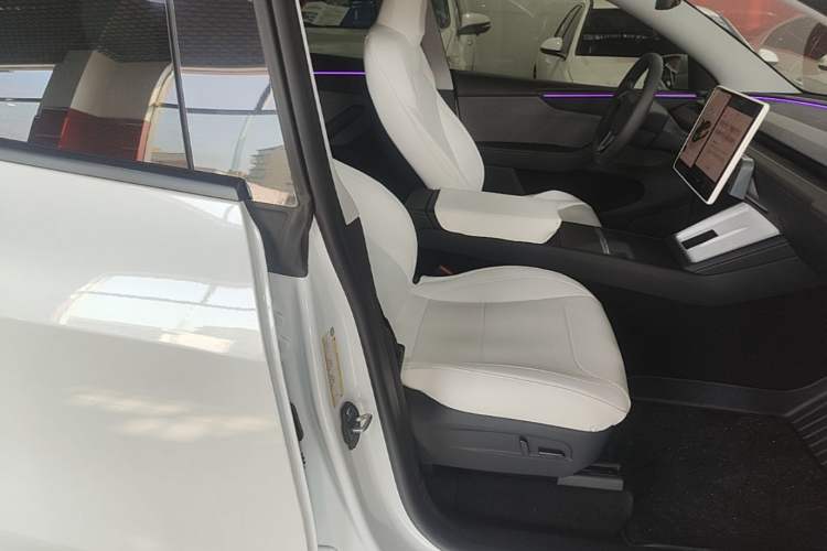 Used Tesla Model Y 2025 Rear-Wheel-Drive Version Right Front Seat