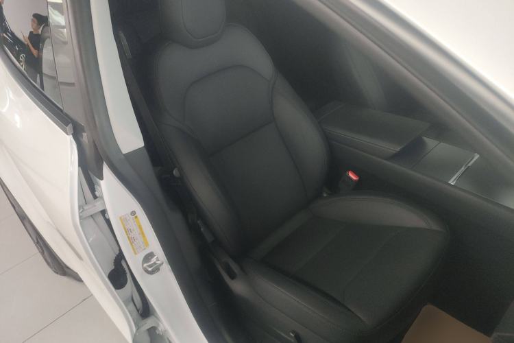 Used Tesla Model Y 2025 Long-Range All-Wheel-Drive Version Right Front Seat