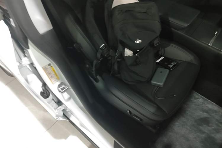 Used Tesla Model Y 2025 Long-Range All-Wheel-Drive Version Right Front Seat