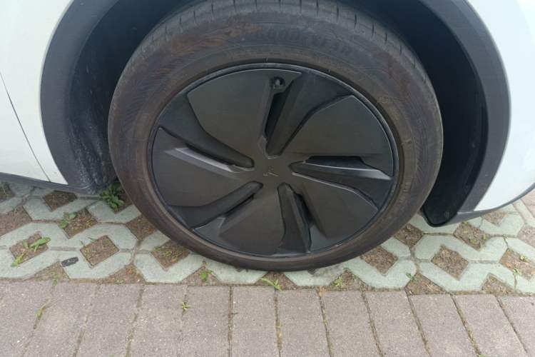 Used Tesla Model Y 2025 Rear-Wheel-Drive Version Right Front Wheel Hub
