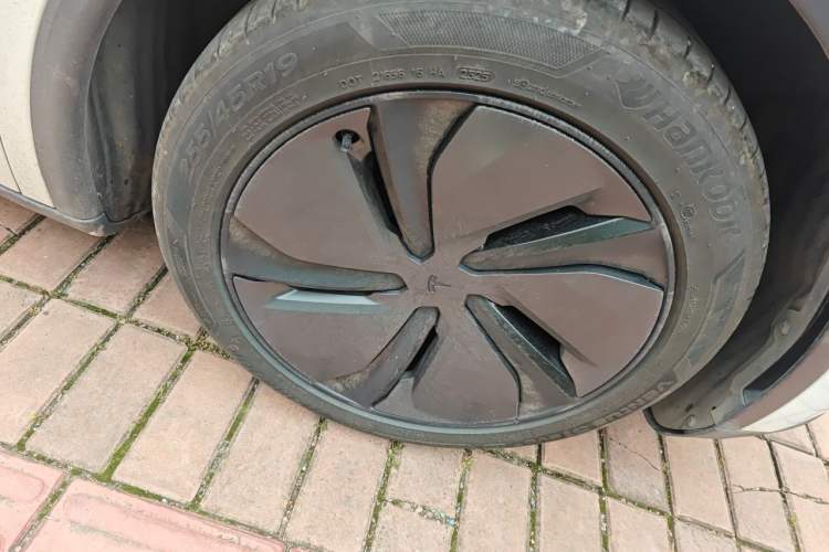Used Tesla Model Y 2025 Updated Version Long-Range All-Wheel Drive Right Front Wheel Hub