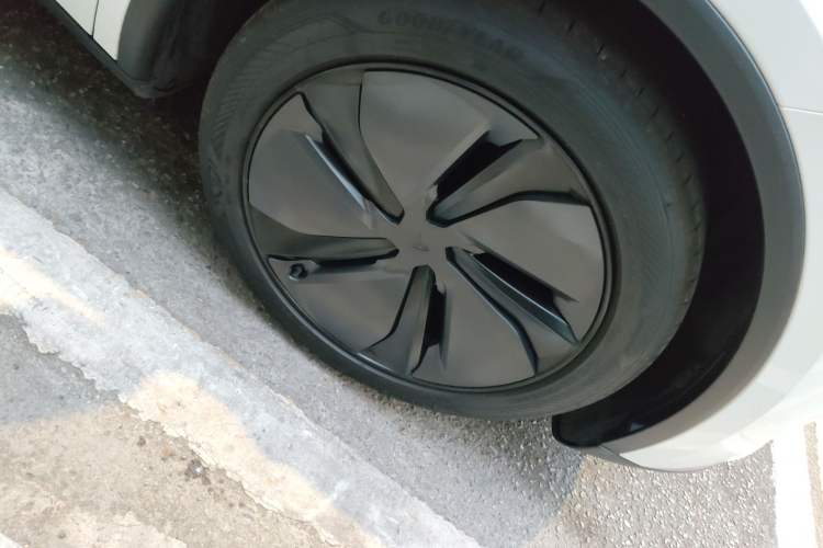 Used Tesla Model Y 2025 Rear-Wheel-Drive Version Right Front Wheel Hub