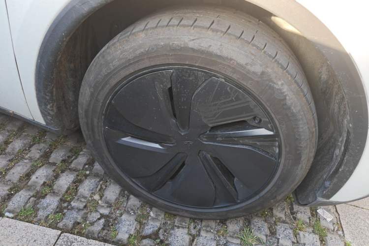 Used Tesla Model Y 2025 Updated Version Long-Range All-Wheel Drive Right Front Wheel Hub