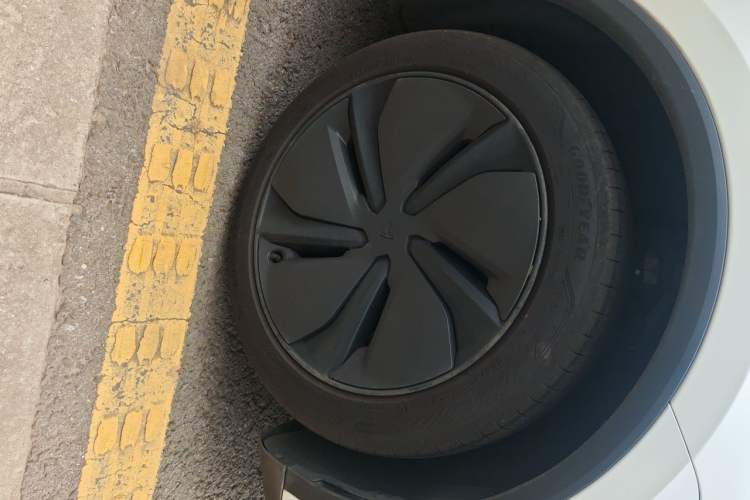 Used Tesla Model Y 2025 Rear-Wheel-Drive Version Right Front Wheel Hub
