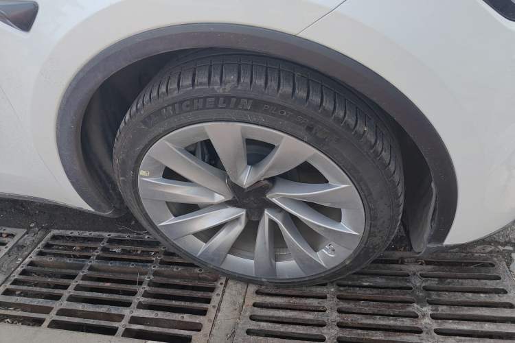 Used Tesla Model Y 2025 Long-Range All-Wheel Drive First Edition Right Front Wheel Hub