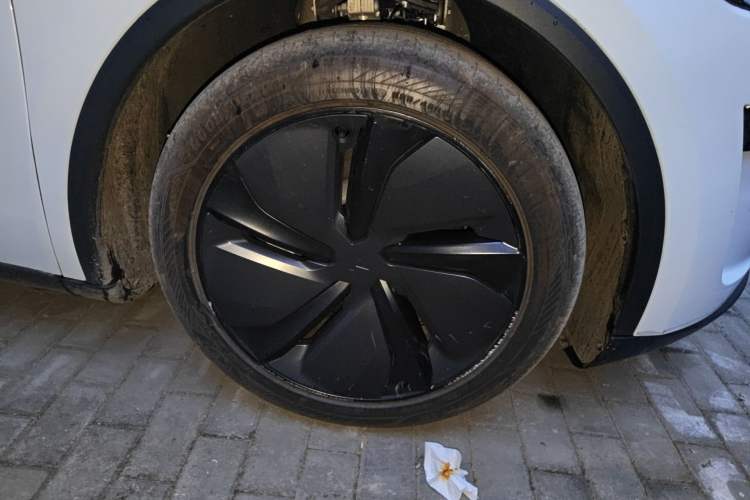 Used Tesla Model Y 2025 Rear-Wheel-Drive Version Right Front Wheel Hub