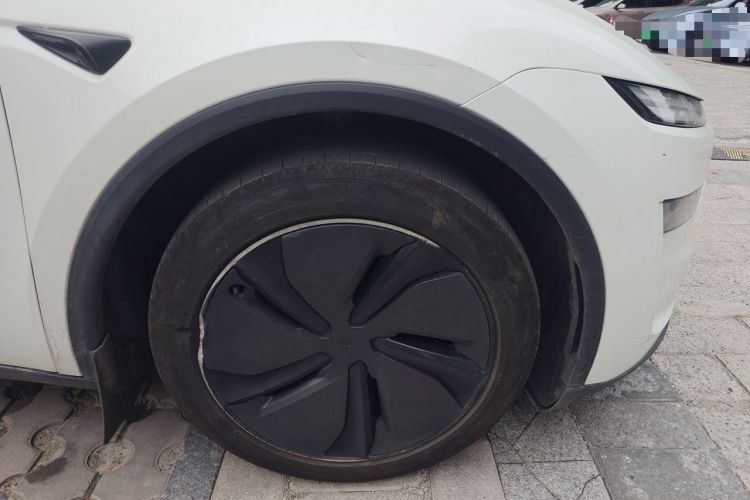 Used Tesla Model Y 2025 Rear-Wheel Drive First Edition Right Front Wheel Hub