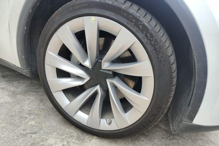 Used Tesla Model Y 2025 Long-Range All-Wheel-Drive Version Right Front Wheel Hub