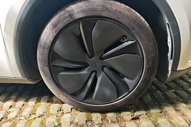 Used Tesla Model Y 2025 Rear-Wheel-Drive Version Right Front Wheel Hub