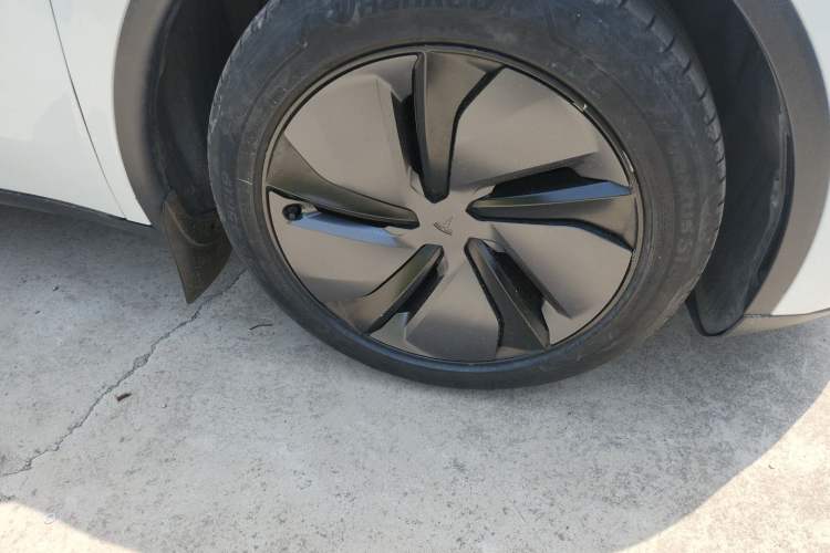Used Tesla Model Y 2025 Long-Range All-Wheel-Drive Version Right Front Wheel Hub
