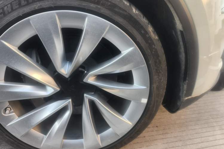 Used Tesla Model Y 2025 Rear-Wheel Drive First Edition Right Front Wheel Hub