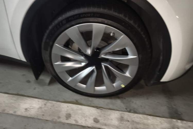 Used Tesla Model Y 2025 Rear-Wheel-Drive Version Right Front Wheel Hub