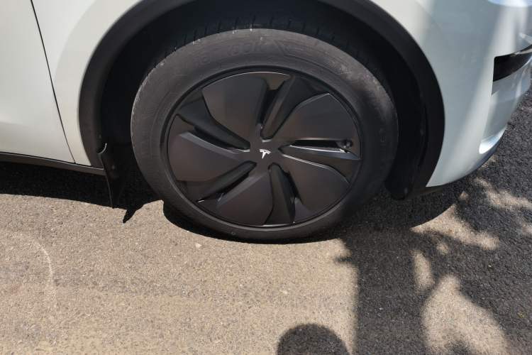 Used Tesla Model Y 2025 Updated Version Long-Range All-Wheel Drive Right Front Wheel Hub