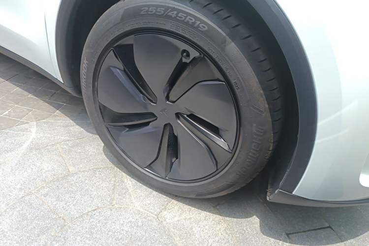 Used Tesla Model Y 2025 Long-Range All-Wheel-Drive Version Right Front Wheel Hub