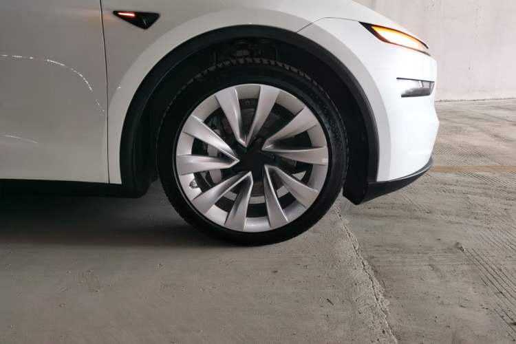 Used Tesla Model Y 2025 Long-Range All-Wheel Drive First Edition Right Front Wheel Hub