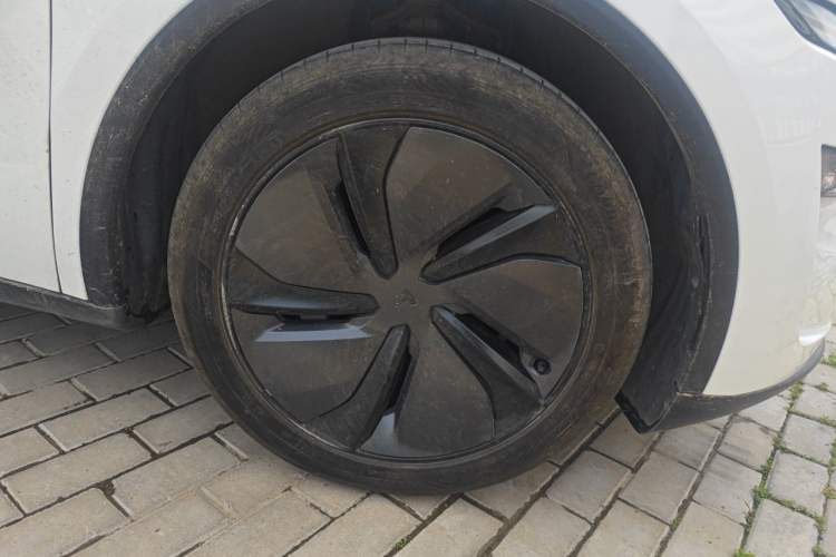 Used Tesla Model Y 2025 Rear-Wheel Drive First Edition Right Front Wheel Hub