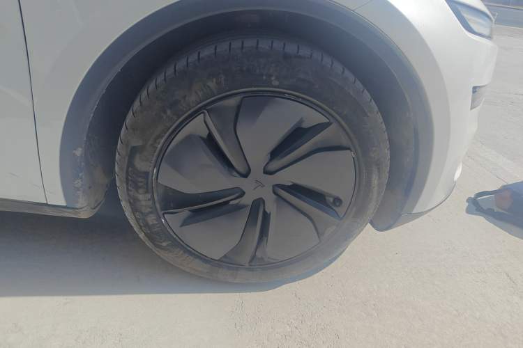 Used Tesla Model Y 2025 Long-Range All-Wheel Drive First Edition Right Front Wheel Hub