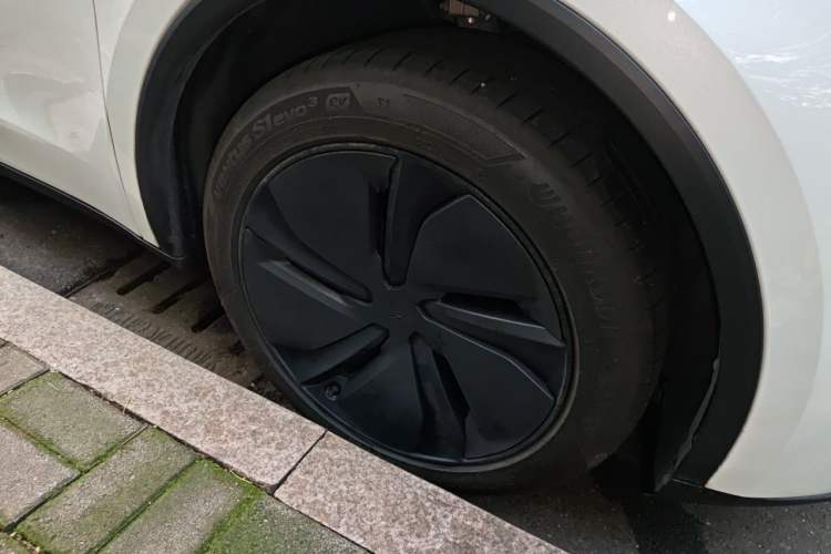 Used Tesla Model Y 2025 Updated Version Long-Range All-Wheel Drive Right Front Wheel Hub