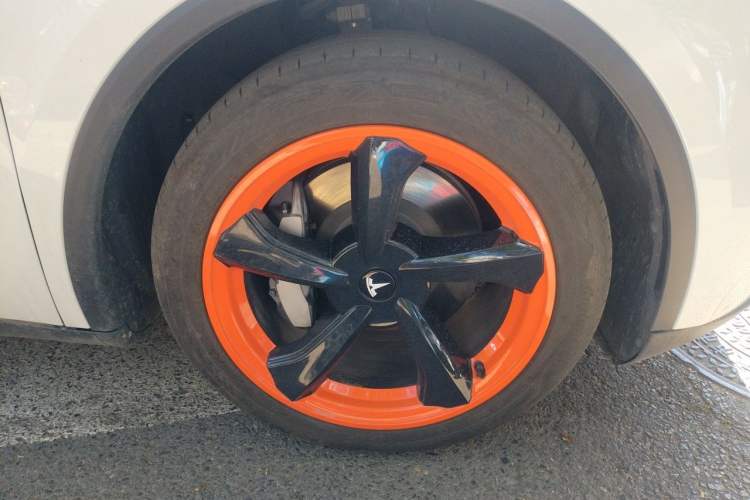 Used Tesla Model Y 2025 Rear-Wheel-Drive Version Right Front Wheel Hub