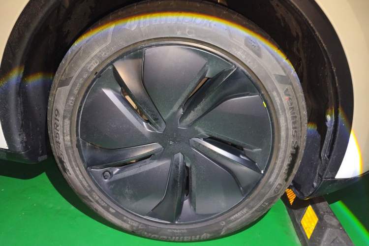 Used Tesla Model Y 2025 Updated Version Long-Range All-Wheel Drive Right Front Wheel Hub