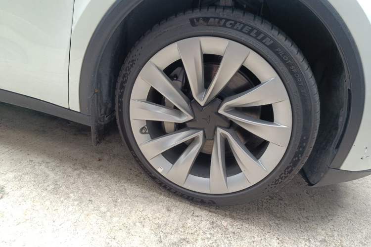 Used Tesla Model Y 2025 Long-Range All-Wheel Drive First Edition Right Front Wheel Hub