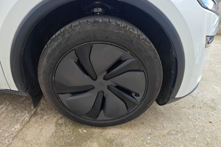 Used Tesla Model Y 2025 Rear-Wheel Drive First Edition Right Front Wheel Hub