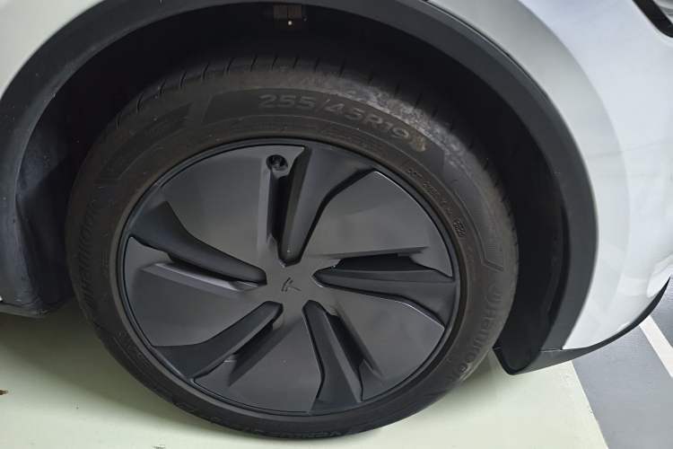 Used Tesla Model Y 2025 Updated Version Long-Range All-Wheel Drive Right Front Wheel Hub