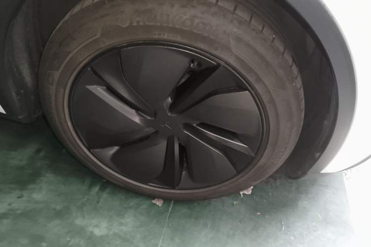 Used Tesla Model Y 2025 Updated Version Long-Range All-Wheel Drive Right Front Wheel Hub