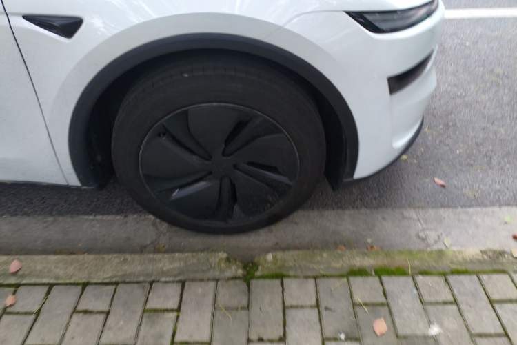 Used Tesla Model Y 2025 Rear-Wheel-Drive Version Right Front Wheel Hub