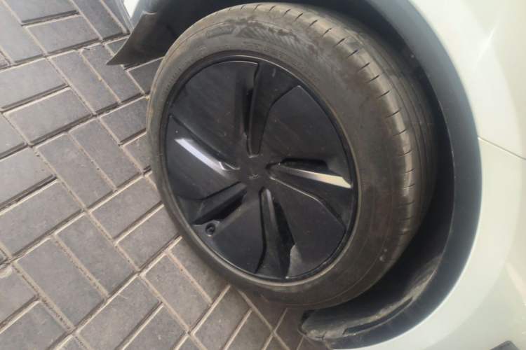 Used Tesla Model Y 2025 Rear-Wheel Drive First Edition Right Front Wheel Hub