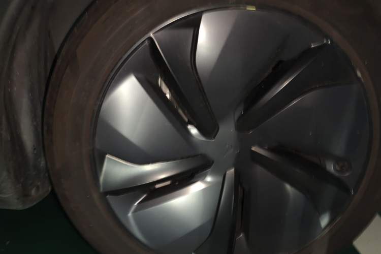 Used Tesla Model Y 2025 Long-Range All-Wheel Drive First Edition Right Front Wheel Hub