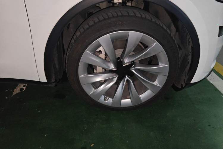 Used Tesla Model Y 2025 Updated Version Long-Range All-Wheel Drive Right Front Wheel Hub