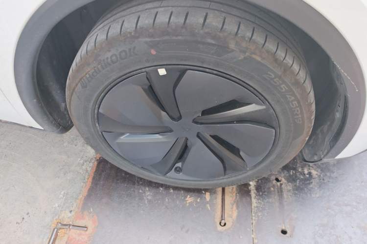 Used Tesla Model Y 2025 Updated Version Long-Range All-Wheel Drive Right Front Wheel Hub