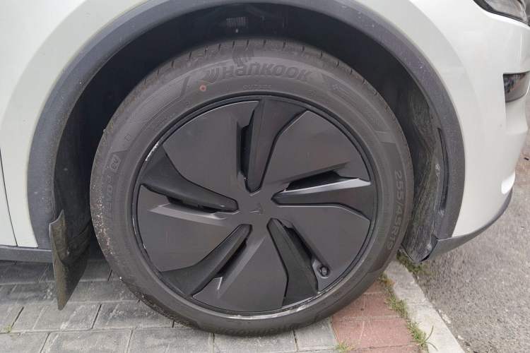 Used Tesla Model Y 2025 Long-Range All-Wheel-Drive Version Right Front Wheel Hub