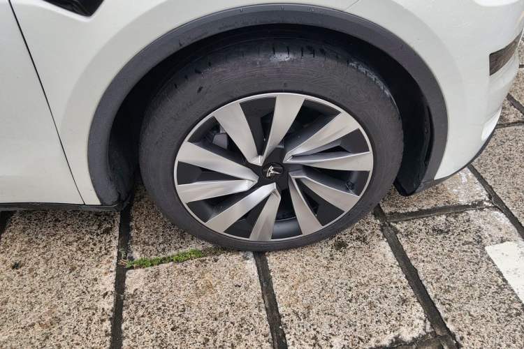 Used Tesla Model Y 2025 Rear-Wheel-Drive Version Right Front Wheel Hub