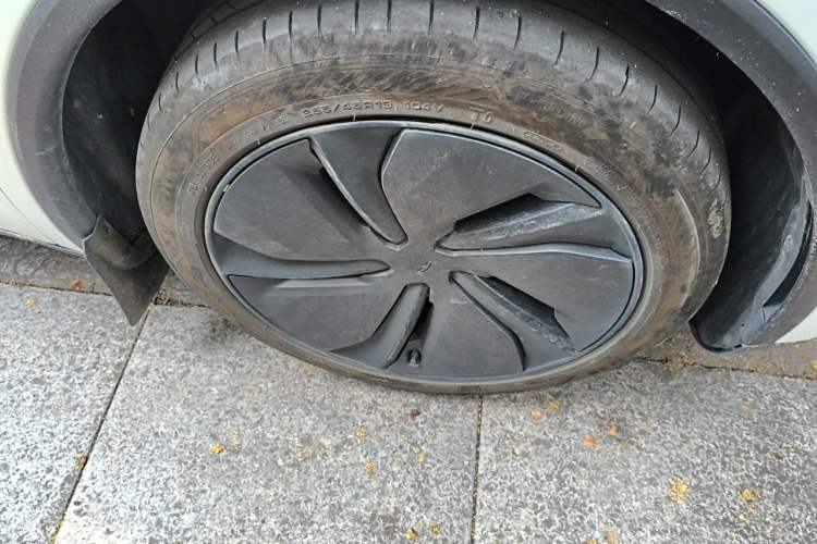 Used Tesla Model Y 2025 Rear-Wheel-Drive Version Right Front Wheel Hub
