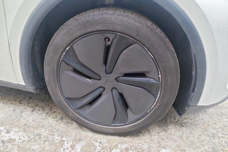 Used Tesla Model Y 2025 Rear-Wheel-Drive Version Right Front Wheel Hub