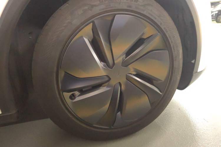 Used Tesla Model Y 2025 Rear-Wheel-Drive Version Right Front Wheel Hub