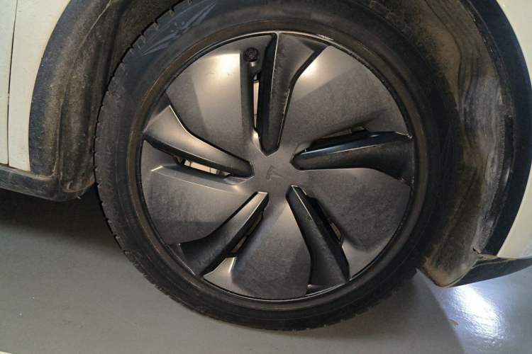 Used Tesla Model Y 2025 Updated Version Long-Range All-Wheel Drive Right Front Wheel Hub