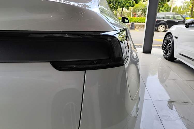 Used Tesla Model Y 2025 Rear-Wheel-Drive Version Right Rear Taillight