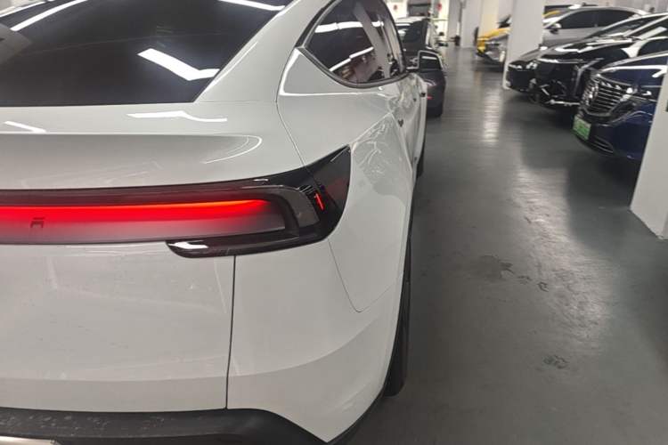 Used Tesla Model Y 2025 Long-Range All-Wheel-Drive Version Right Rear Taillight