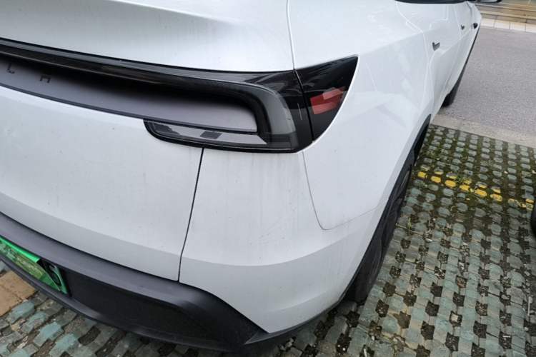 Used Tesla Model Y 2025 Long-Range All-Wheel-Drive Version Right Rear Taillight