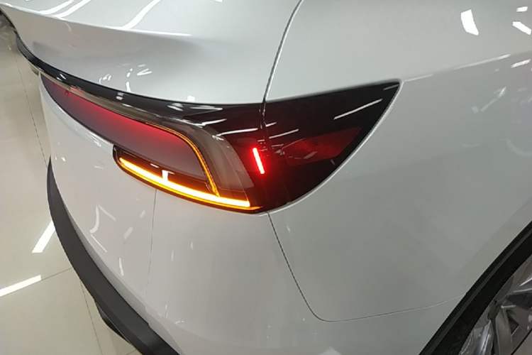 Used Tesla Model Y 2025 Long-Range All-Wheel-Drive Version Right Rear Taillight