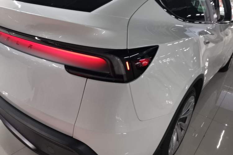 Used Tesla Model Y 2025 Long-Range All-Wheel-Drive Version Right Rear Taillight