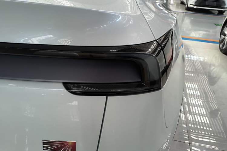 Used Tesla Model Y 2025 Rear-Wheel Drive First Edition Right Rear Taillight