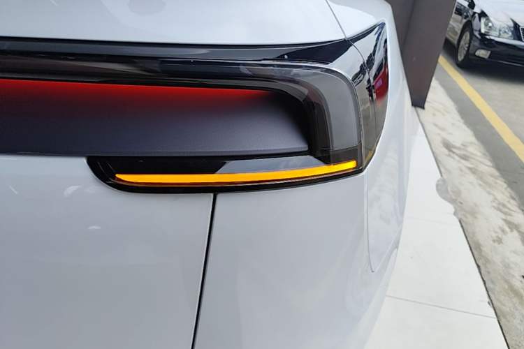 Used Tesla Model Y 2025 Rear-Wheel-Drive Version Right Rear Taillight