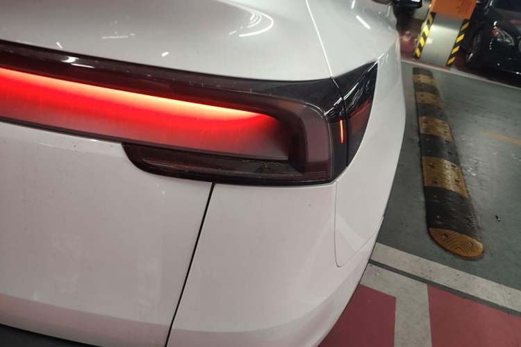 Used Tesla Model Y 2025 Rear-Wheel-Drive Version Right Rear Taillight